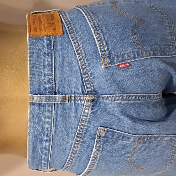 Levi's Premium Wedgie Straight Cropped Knee Distressed Jeans - Picture 4 of 9